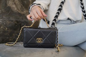 CHANEL 19 MINI CLUTCH