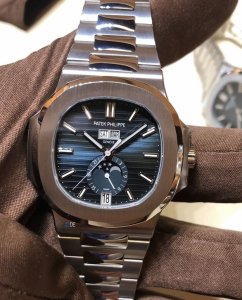 Patek Philippe Elegant Sports Nautilus Series (Parrot Fish) 5726 Annual Calendar Watch