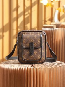 LOUIS VUITTON CROSSBODY BAG monogram