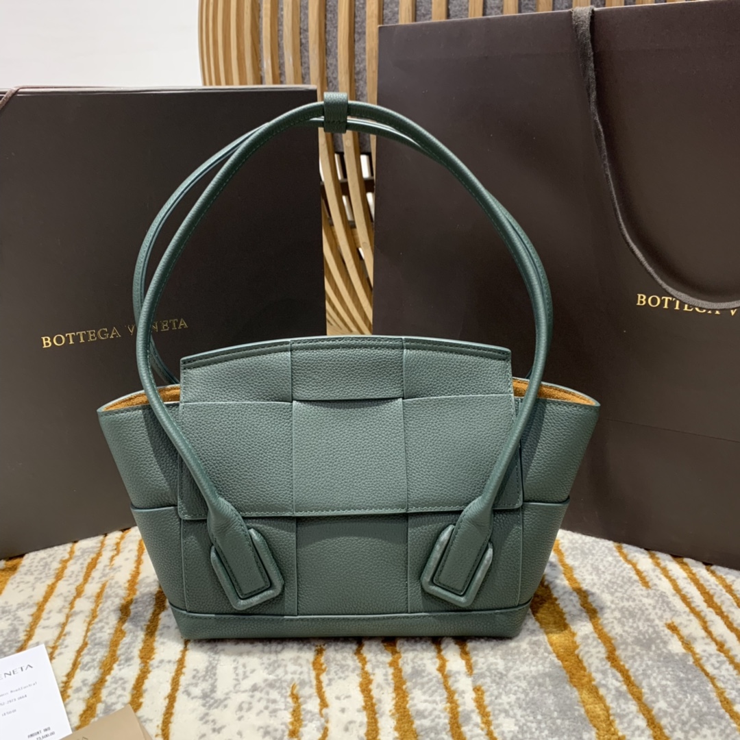 BOTTEGA VENETA MEDIUM ARCO 33 BAG IN LYCHEE GRAIN GREEN