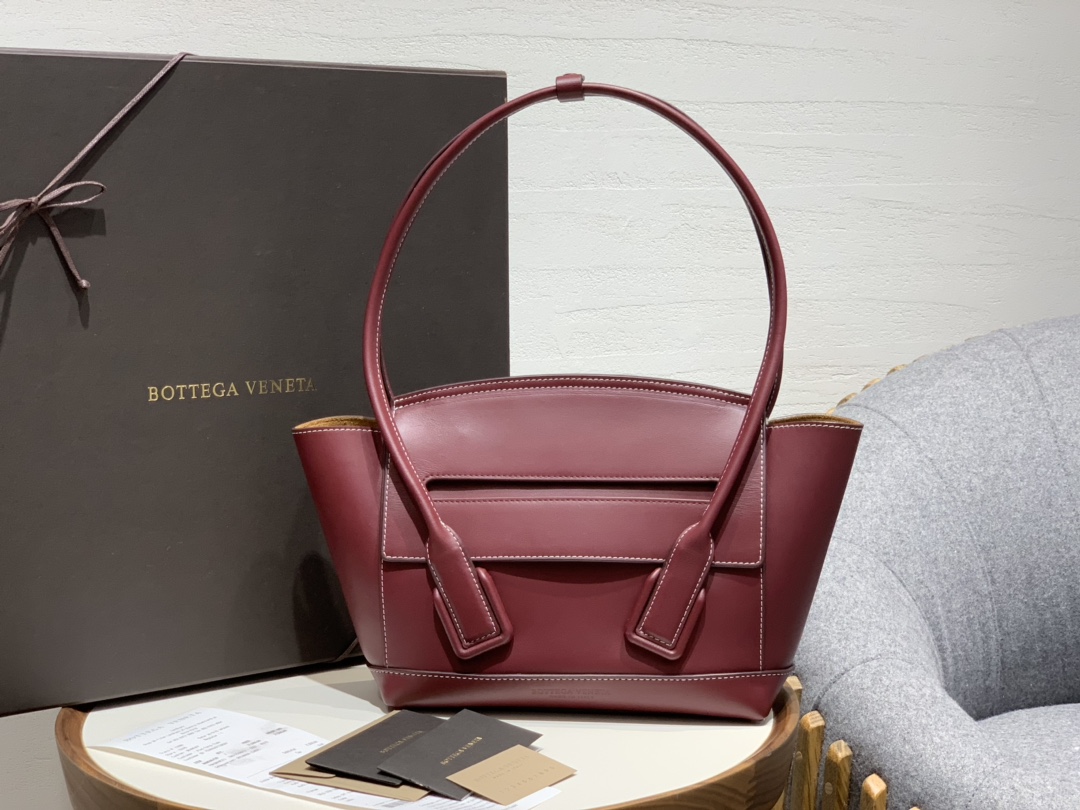 BOTTEGA VENETA ARCO 33 BAG PLAIN IN RED