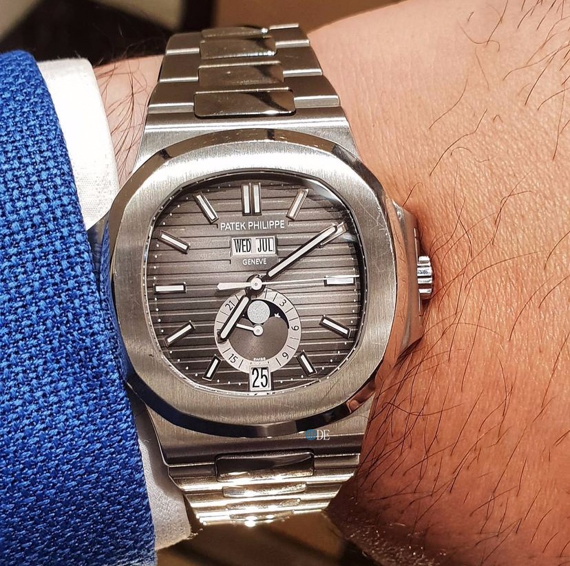 Patek Philippe Elegant Sports Nautilus Series (Parrot Fish) 5726 Annual Calendar Watch